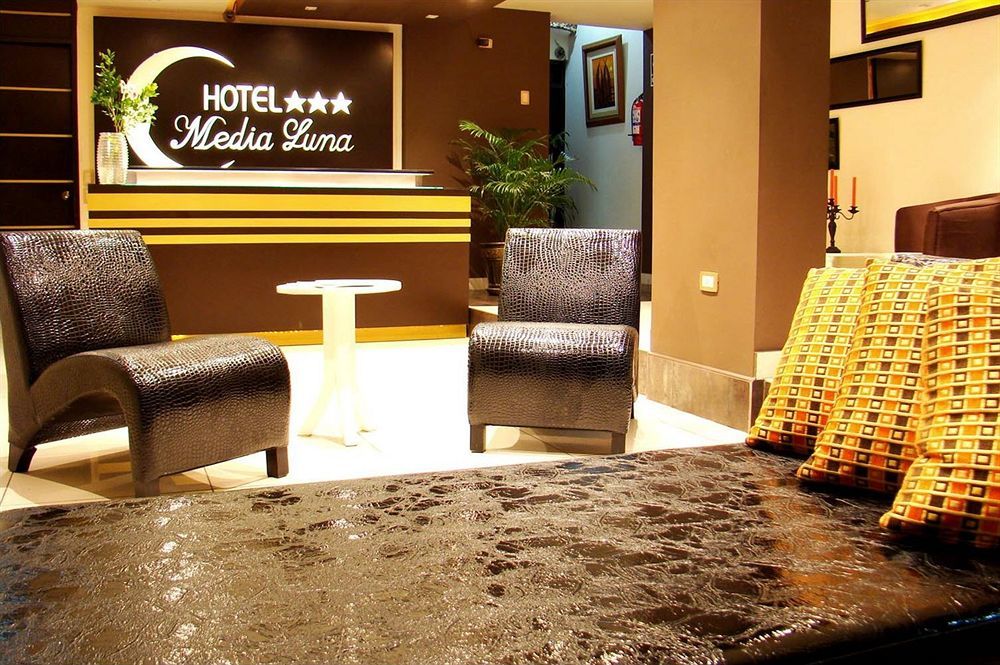 Hostal Media Luna トルヒーリョ エクステリア 写真