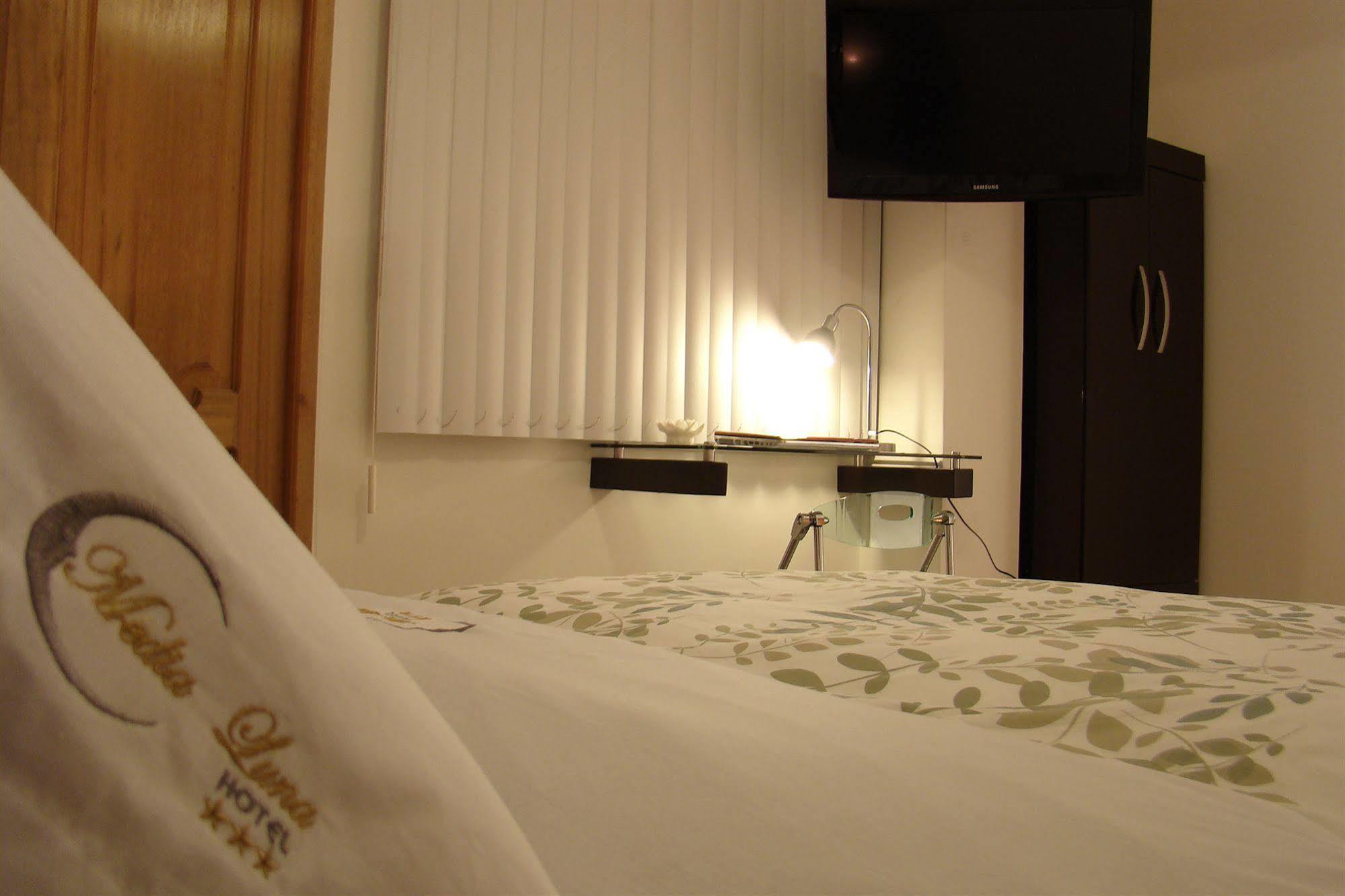 Hostal Media Luna トルヒーリョ エクステリア 写真